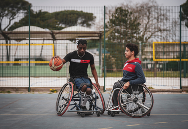 Image de deux personnes faisant du basket fauteuil