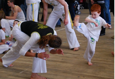 Image d'un enfant dansant la Capoeira