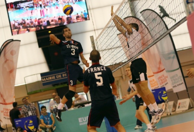 Hommes jouant au volley sourd